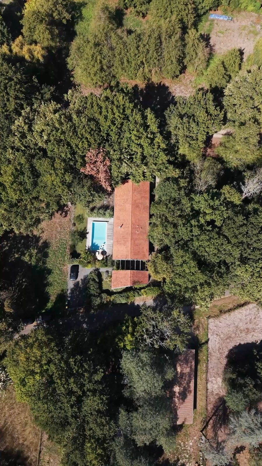 Piscine et terrasse vues du drone, format vertical pour une annonce immobilière